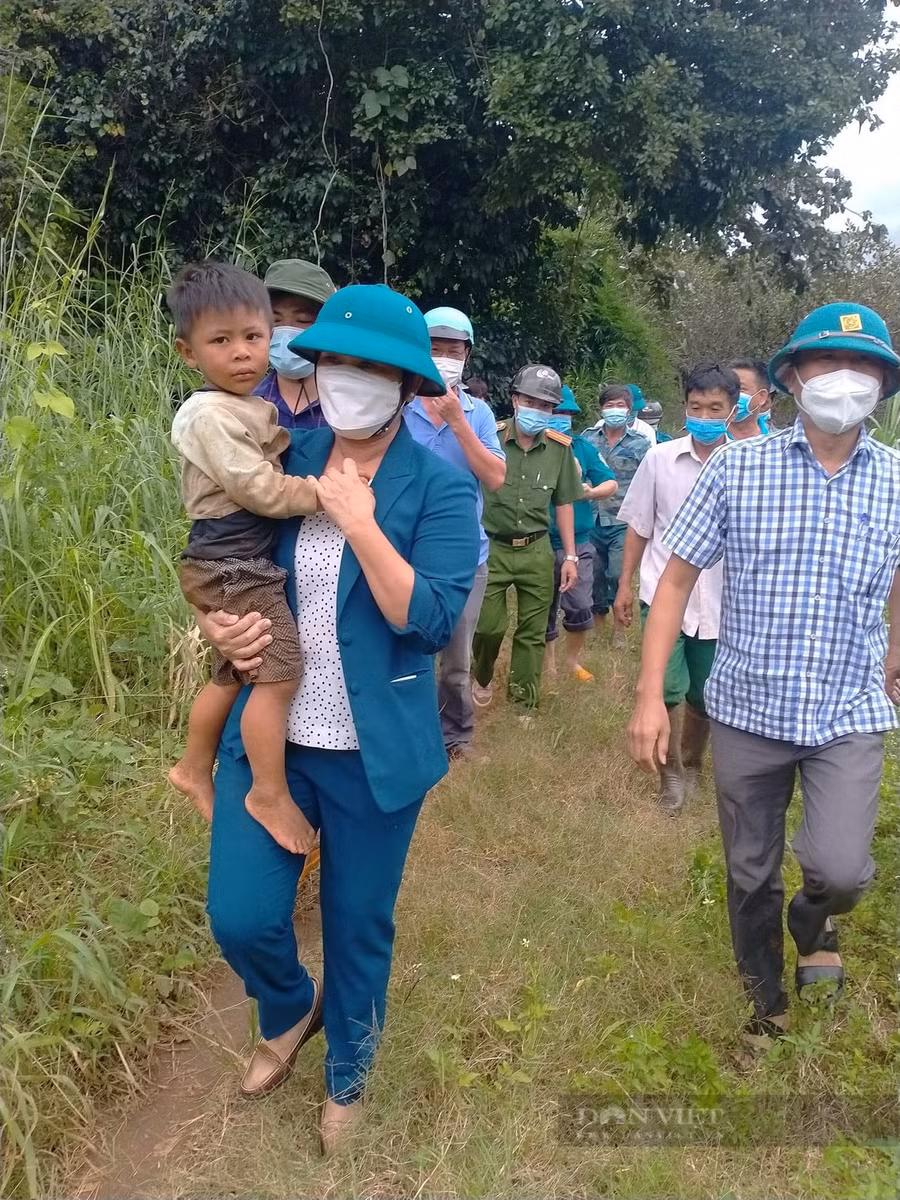  Sau một ngày đêm đi lạc trong rừng cao su, cháu Tùng đã được tìm thấy. Ảnh: T.L