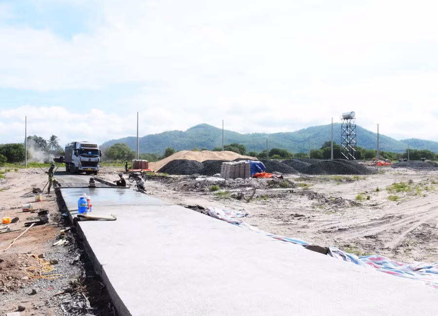 Đơn vị thi công đang đẩy nhanh tiến độ thực hiện các hạng mục tại dự án sắp xếp, ổn định dân cư buôn H’Lang (xã Chư Rcăm, huyện Krông Pa). Ảnh: Minh Triều