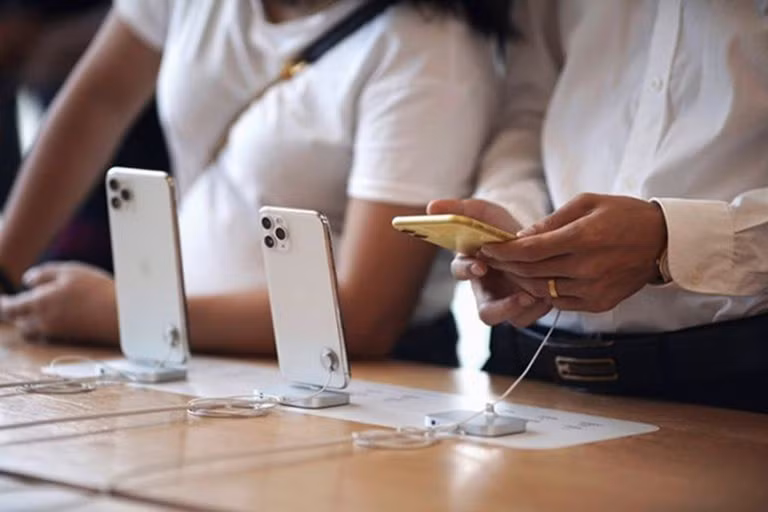 iPhone của Apple được hỗ trợ cập nhật phần mềm lên đến 6 năm, nhưng hạn chế hỗ trợ linh kiện cho iPhone cũ. Ảnh: Reuters