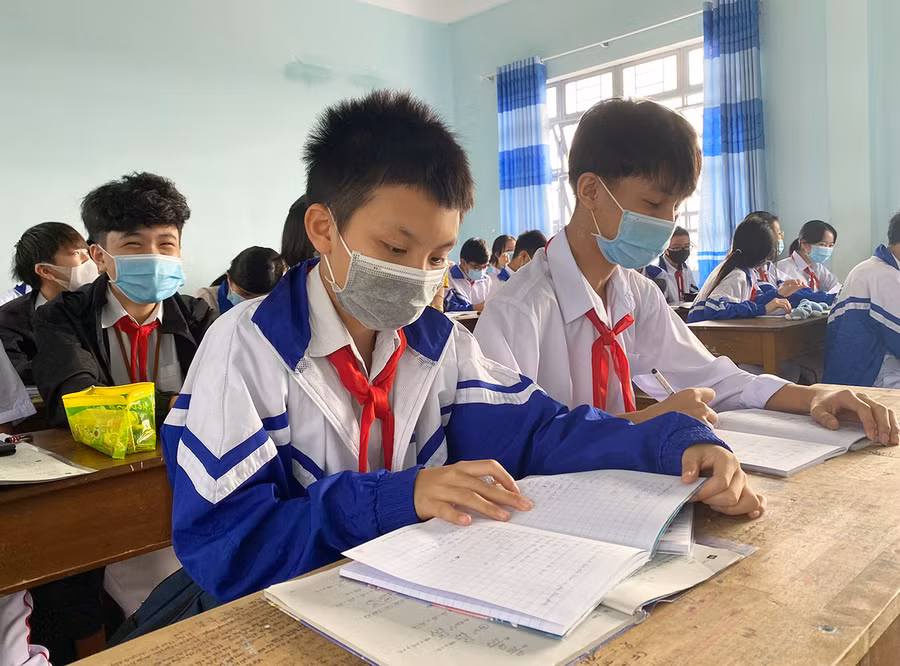 Học sinh Trường THCS Trần Phú (phường Trà Bá, TP. Pleiku) đã trở lại trường học tập sau kỳ nghỉ dài vì dịch Covid-19. Ảnh: Ngọc Thu Học sinh Trường THCS Trần Phú (phường Trà Bá, TP. Pleiku) đã trở lại trường học tập sau kỳ nghỉ dài vì dịch bệnh Covid-19. Ảnh: Ngọc Thu