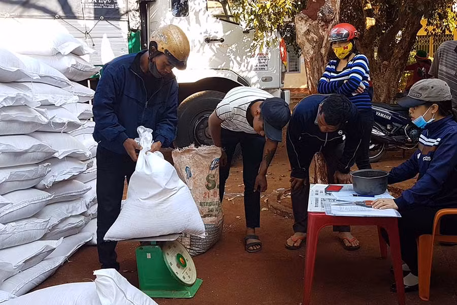 Cấp phát gạo giáp hạt tại xã Ia Phang. Ảnh: Hồng Tuyết