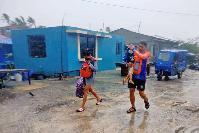 Các thành viên Hội Chữ thập đỏ Philippines hỗ trợ sơ tán người dân bão Conson ở TP Batangas, tỉnh Batangas - Philippines hôm 8-9. Ảnh: Lực lượng Tuần duyên Philippines Các thành viên Hội Chữ thập đỏ Philippines hỗ trợ sơ tán người dân bão Conson ở TP Batangas, tỉnh Batangas - Philippines hôm 8-9. Ảnh: Lực lượng Tuần duyên Philippines