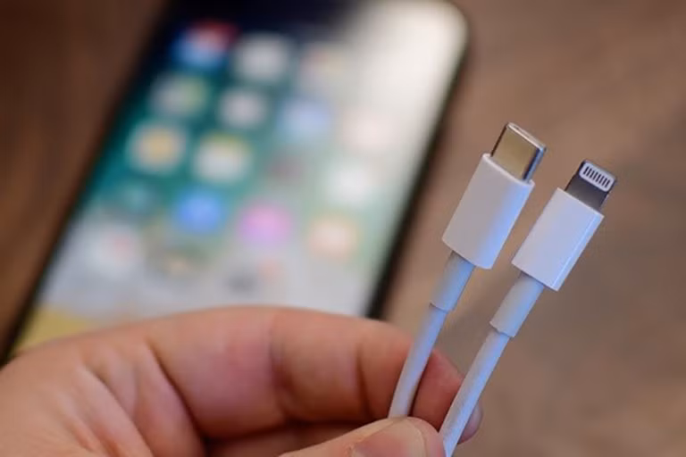  Apple sắp sửa phải bỏ cổng Lightning trên iPhone. Ảnh: Reuters