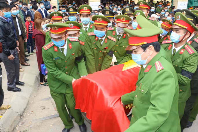 Hình ảnh Trung tá Vi Văn Luân được Công an tỉnh Thanh Hóa tổ chức đưa tiễn về nơi an nghỉ cuối cùng
