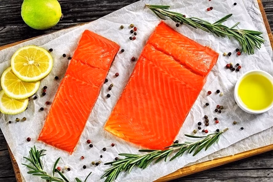 Cá hồi giàu vitamin B6, có tác dụng trong việc tăng cường miễn dịch. Ảnh: AFP.