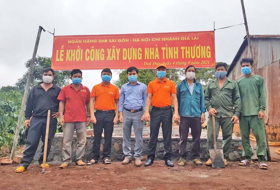 Chính quyền địa phương và SHB Gia Lai phối hợp tổ chức lễ khởi công xây nhà tình thương cho hộ nghèo. Ảnh: Sơn Ca