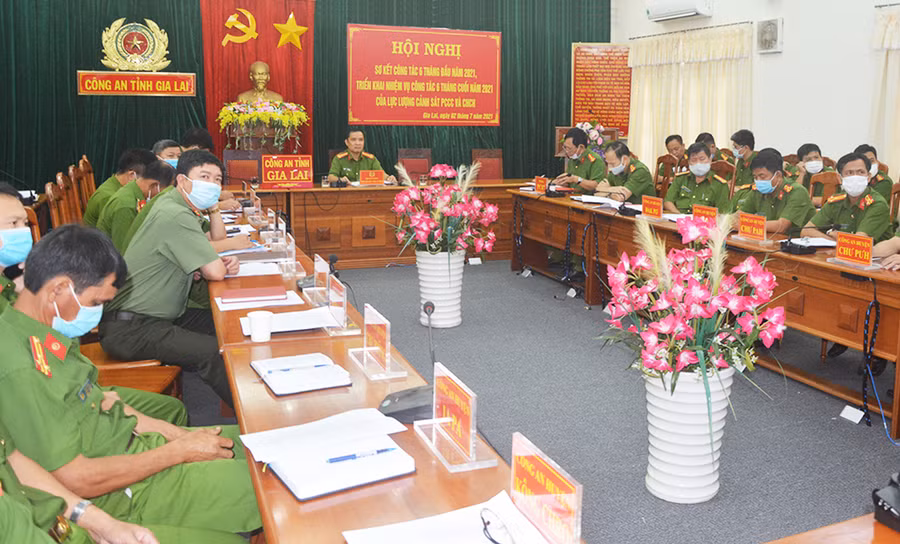 Công an tỉnh Gia Lai tham gia hội nghị trực tuyến do Bộ Công an tổ chức nhằm sơ kết công tác phòng cháy, chữa cháy và cứu nạn, cứu hộ (PCCC và CNCH) 6 tháng đầu năm 2021. Ảnh Thúy Trinh