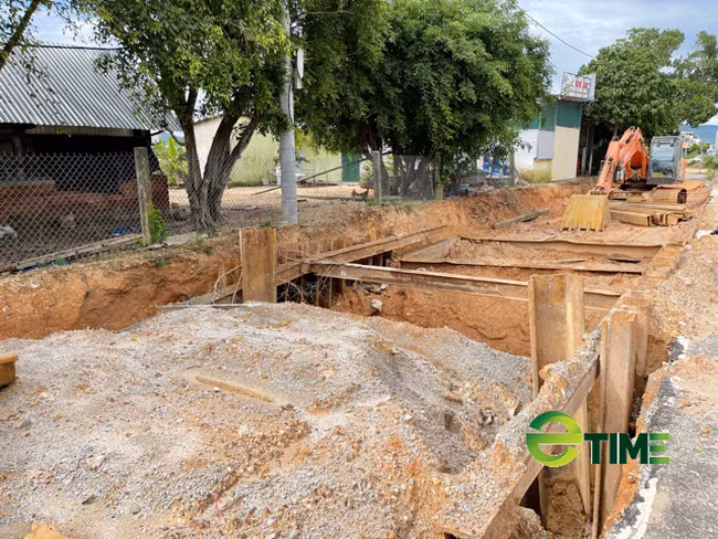 Lắp đặt dằm sắt để đặt bi thoát nước khủng. Ảnh: Nhiệt Băng