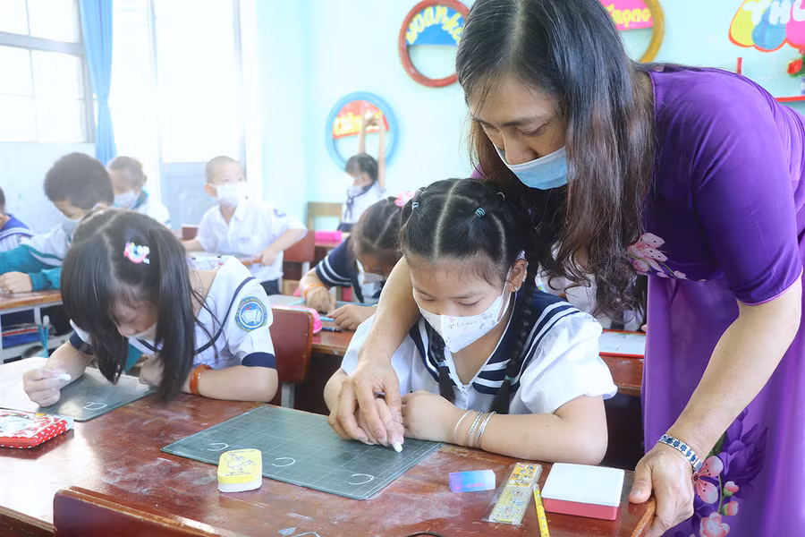  Học sinh Trường Tiểu học Võ Thị Sáu (phường Tây Sơn, thị xã An Khê) chăm chú học tập tại lớp. Ảnh: Ngọc Minh