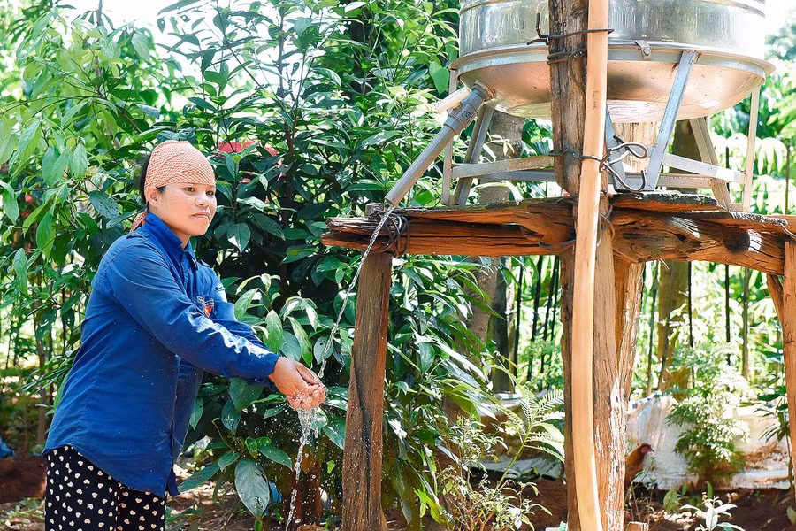 Những năm qua, từ sự hỗ trợ của chính quyền địa phương và các nhà hảo tâm, người dân xã Bình Giáo có thêm bồn chứa nước sạch phục vụ sinh hoạt. 