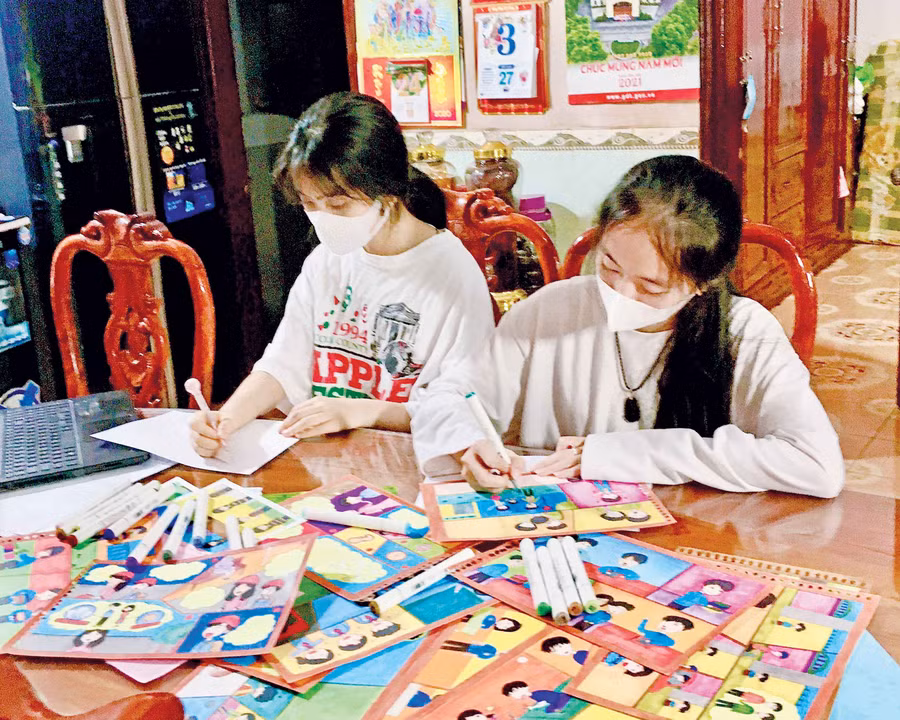  Em Lê Ngọc Phương Thảo (bìa trái) và Phan Nguyễn Gia Hân vẽ truyện tranh giáo dục giới tính cho trẻ em. Ảnh: Phan Lài