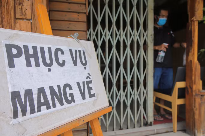  Hàng quán tại TP HCM được bán mang đi thông qua shipper từ ngày 9-9 - Ảnh: HOÀNG TRIỀU