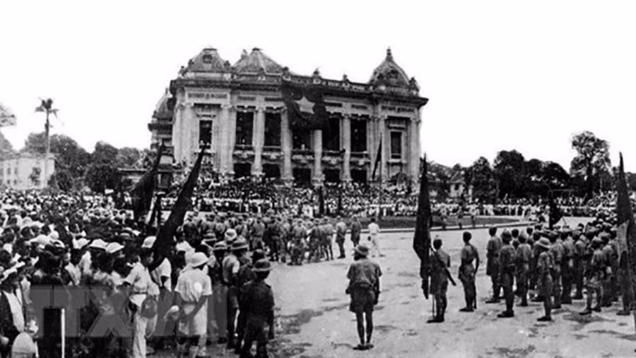 Quần chúng nhân dân mít tinh tại quảng trường Nhà hát Lớn Hà Nội sáng 19.8.1945, do Mặt trận Việt Minh tổ chức - Ảnh tư liệu TTXVN
