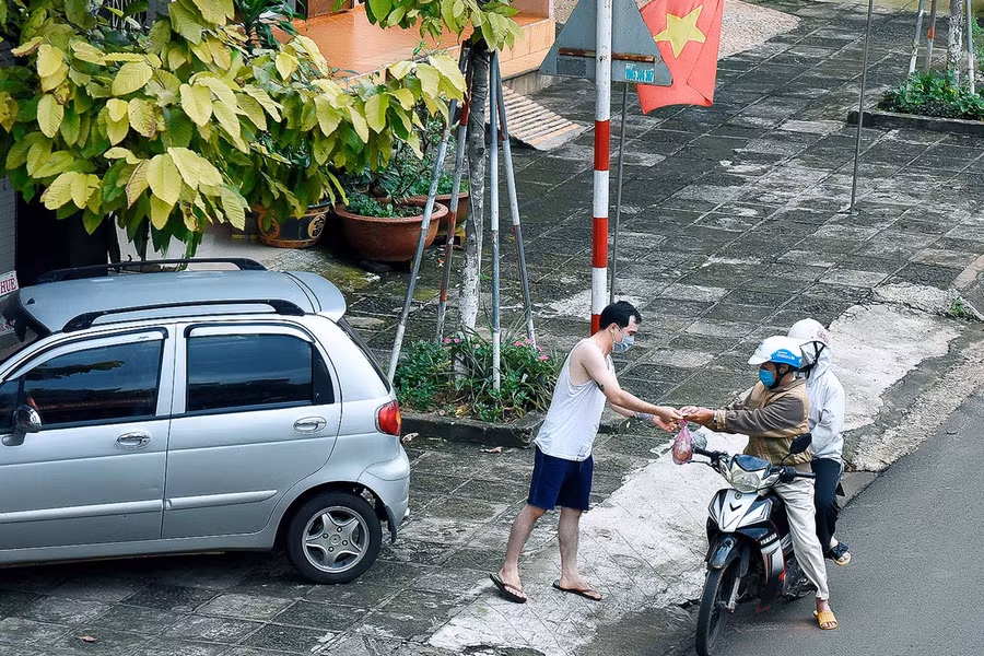 Người dân khi ngoài lấy hàng vẫn không quên đeo khẩu trang để phòng dịch.