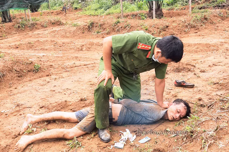  Đối tượng Tô Vũ Tuấn bị Công an huyện Đạ Huoai bắt giữ khi đang tàng trữ, vận chuyển gần 1 kg ma túy và 709 viên thuốc lắc