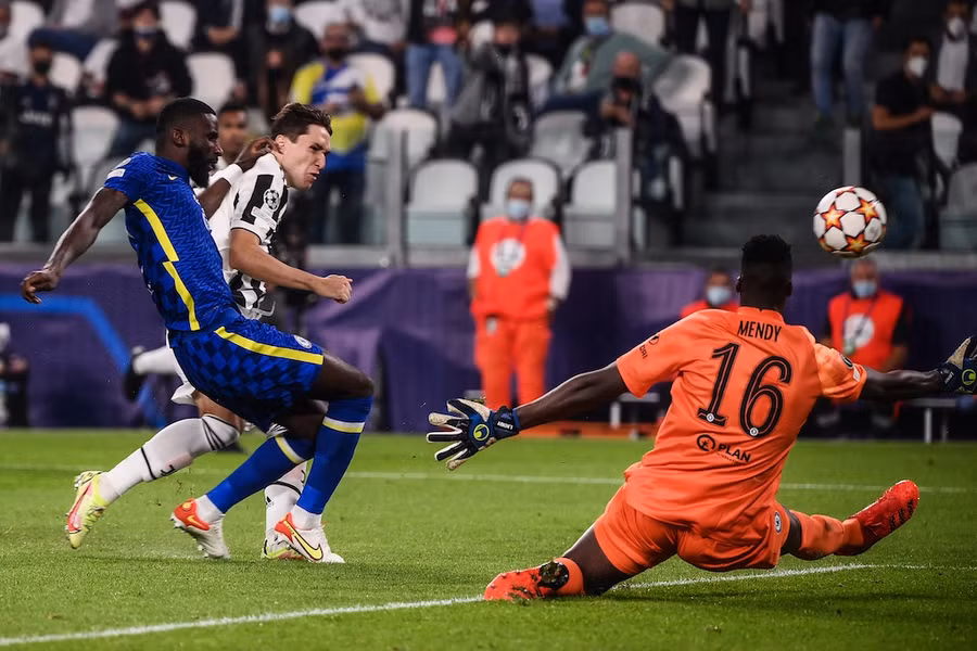 Pha ghi bàn của Chiesa giúp Juventus hạ nhà vô địch. Ảnh: AFP