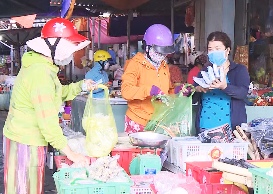 Lượng hàng hóa tại chợ Phú Túc phong phú, đầy đủ cơ bản đảm bảo cung ứng nhu cầu cho người dân và đặc biệt giá cả các mặt hàng vẫn giữ nguyên như trước. Ảnh: Lê Nam