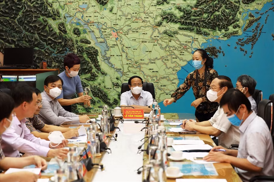 Phó Thủ tướng Chính phủ Lê Văn Thành chủ trì họp ứng phó với bão số 6. Ảnh: Ngọc Hà