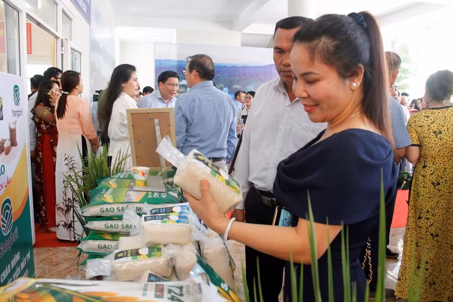 Du khách, đại biểu tìm hiểu sản phẩm gạo sạch của huyện Lắk tại Hội nghị xúc tiến đầu tư huyện Lắk vào tháng 4-2021.