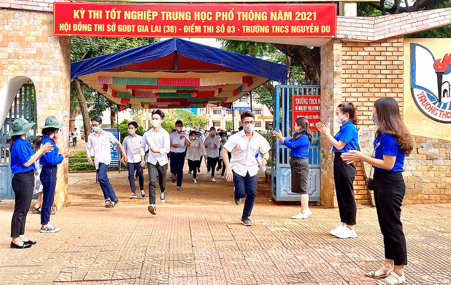 Thí sinh phấn khởi rời điểm thi sau khi hoàn thành kỳ thi tốt nghiệp THPT năm 2021. Ảnh: Mộc Trà
