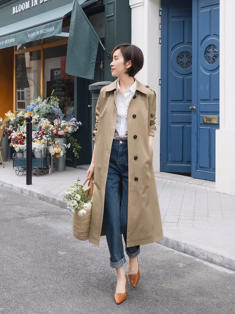 Combo này mang đến sự trẻ trung, phóng khoáng mà vẫn giữ được nét trang trọng vốn có của áo khoác măng tô kaki.