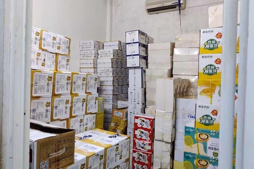 Tạm giữ 43.463 đơn vị sản phẩm bánh kẹo không có hóa đơn, chứng từ. Ảnh: DMS