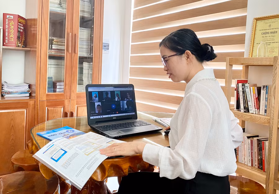 Giáo viên Trường THCS Trần Phú (TP. Pleiku) gặp mặt học sinh thông qua ứng dụng zoom meeting. Ảnh: Châu Khánh