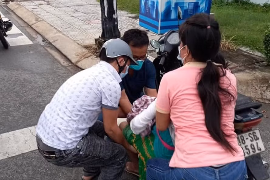 Đang đi họp, Giám đốc Trung tâm Y tế dừng xe đỡ đẻ cho nữ công nhân.