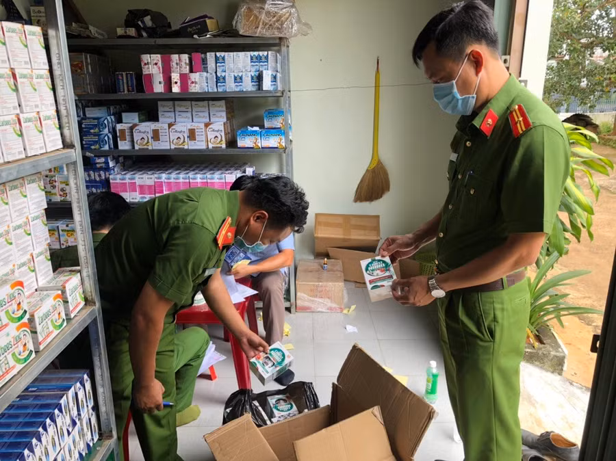 Công an kiểm tra kho hàng của Công ty TNHH Nhân Đức Pharma. Ảnh: Công an cung cấp