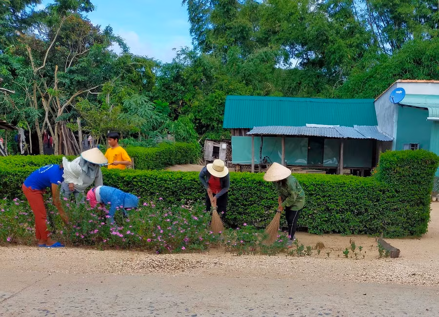 Hàng tháng người dân (làng Kon Ktonh, xã Kon Pne, huyện Kbang) tập trung tổng dọn vệ sinh đường làng, ngõ xóm. Ảnh: Ngọc Minh 