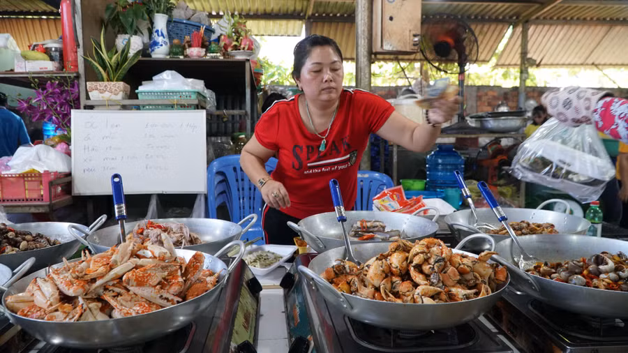Chợ hải sản Hàng Dương (Cần Giờ, TP.HCM) được nhiều người dân tìm đến vào những ngày cuối tuần trước khi có dịch Covid-19. Ảnh: Vũ Phượng