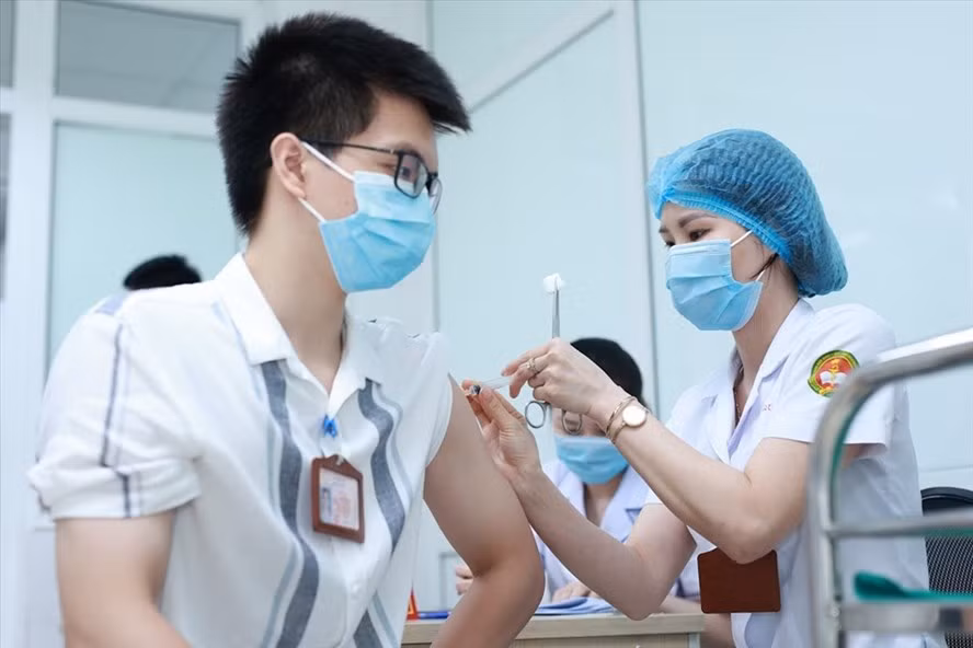 Tiêm thử nghiệm vaccine Nano Covax trên tình nguyện viên. Ảnh: Hải Nguyễn Tiêm thử nghiệm vaccine Nano Covax trên tình nguyện viên. Ảnh: Hải Nguyễn