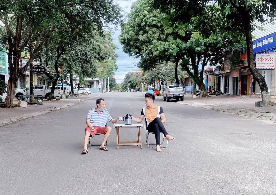2 trường hợp vi phạm tự ý kê bàn giữa đường, chụp hình không đeo khẩu trang đăng lên mạng xã hội khi thành phố đang áp dụng Chỉ thị 16. Ảnh: Bá Bính