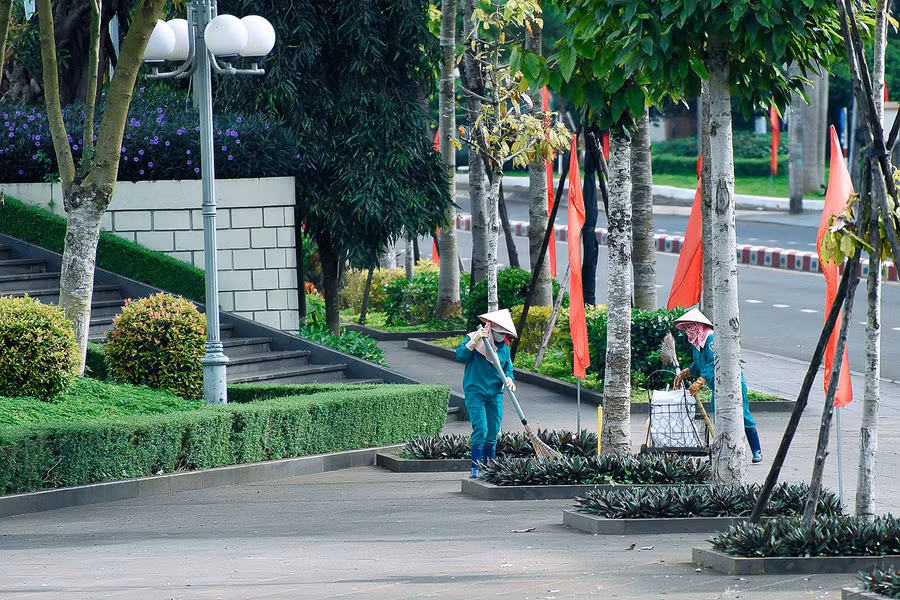 Không khí vắng vẻ ở khu vực Quảng trường Đại Đoàn Kết trong ngày lễ. Người dân chấp hành các quy định về giãn cách xã hội, tránh tụ tập ở nơi công cộng để bảo đảm an toàn phòng dịch.