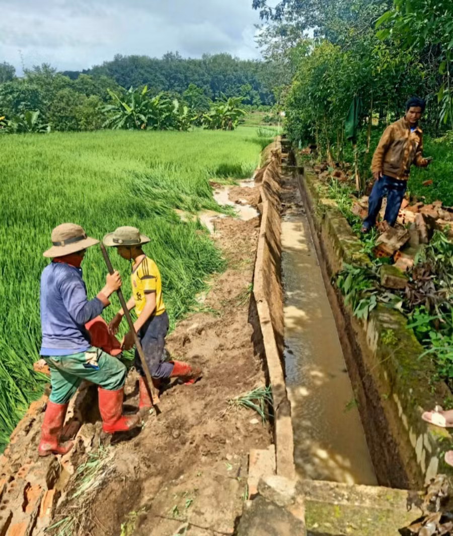 người dân cùng chính quyền đang gia cố lại kênh mương thủy lợi Ia Naih.jpg