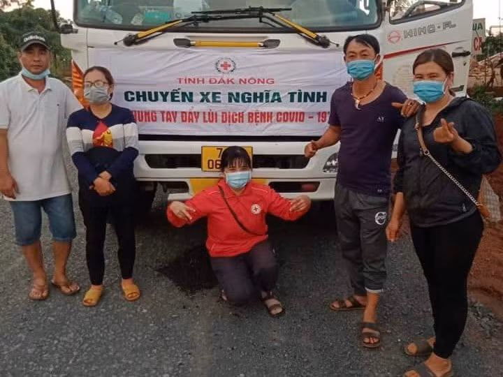 Chị Dung (áo đen ngoài cùng bên phải) cùng đoàn hỗ trợ nông sản cho các tỉnh, thành phía Nam. Ảnh: NVCC