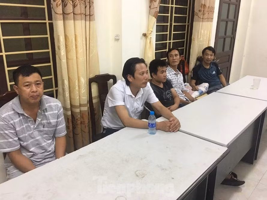 Chủ xe khách, chủ hiệu ảnh và 3 lái xe thuê được công an triệu tập để điều tra. Ảnh: Hoàng Long Chủ xe khách, chủ hiệu ảnh và 3 lái xe thuê được công an triệu tập để điều tra. Ảnh: Hoàng Long