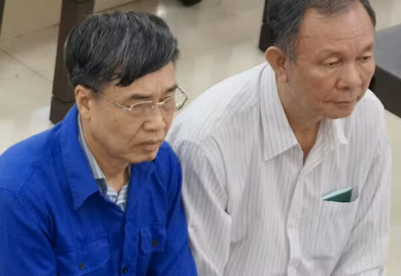  Hai nguyên Tổng Giám đốc Bảo hiểm xã hội Việt Nam Lê Bạch Hồng (áo xanh) và Nguyễn Huy Ban tại một phiên tòa xét xử