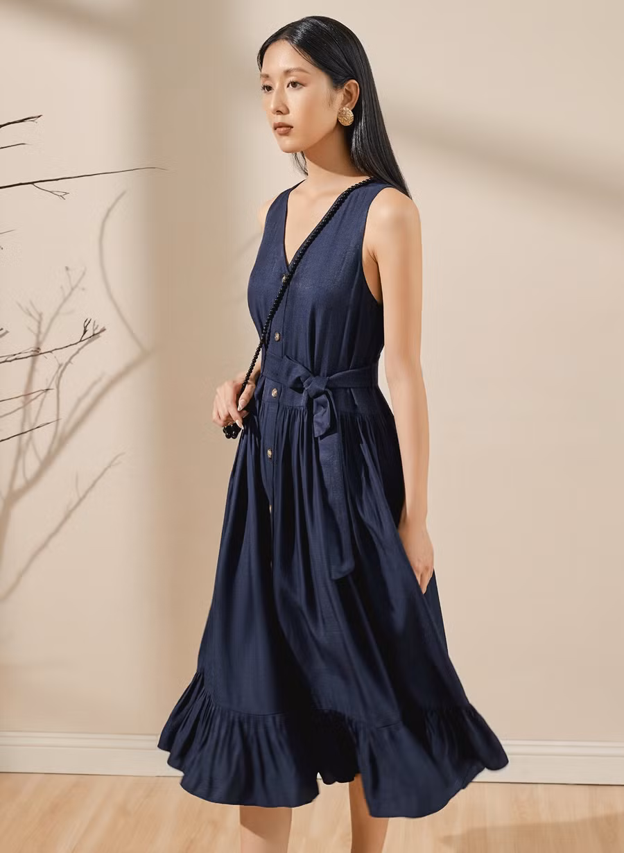 Đầm suông thắt nơ cổ chữ V đơn giản đầy nữ tính, thích hợp cho những ngày cuối tuần rong chơi.