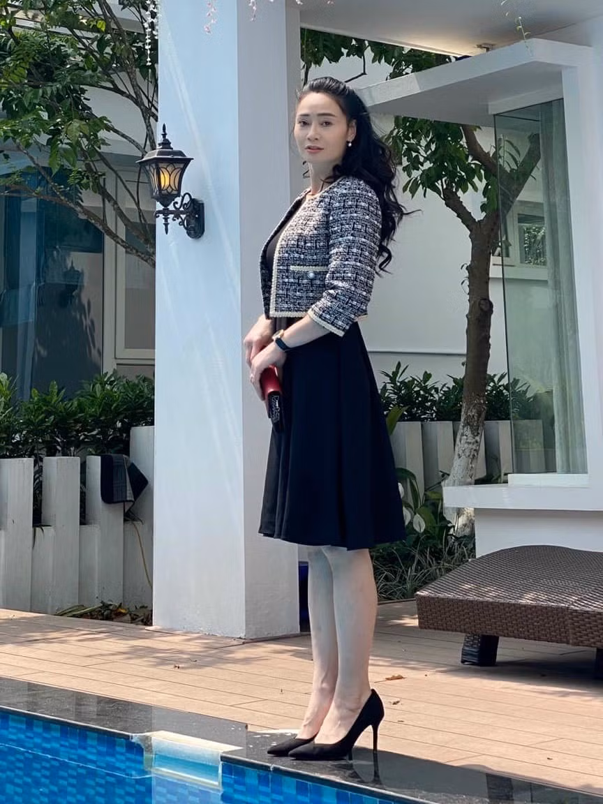 Khi đi gặp gỡ bạn bè, bà Xuân diện đồ thanh lịch tông màu tối và kết hợp với giày cao gót mũi nhọn cùng tông. Ảnh: NV