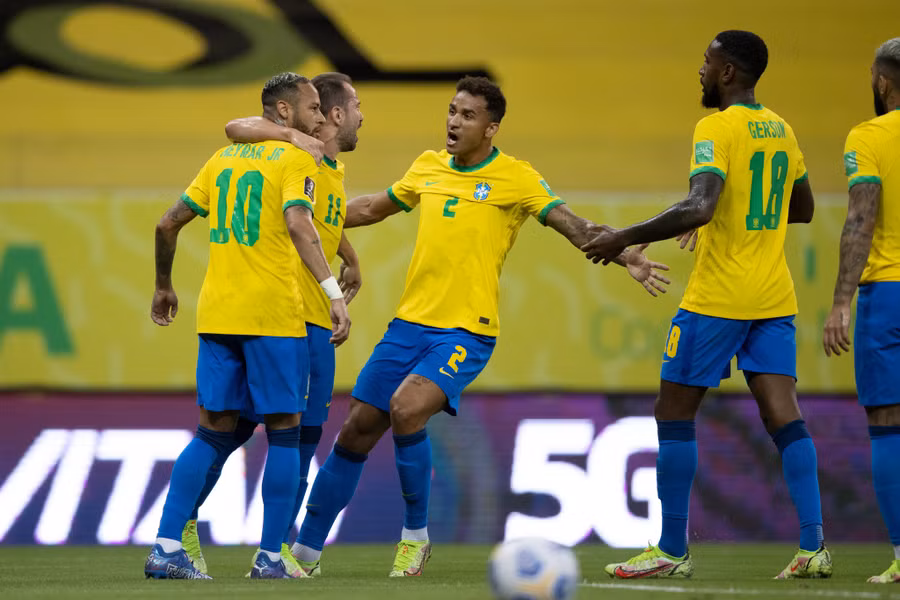 Neymar (trái) dẫn dắt tuyển Brazil vắng nhiều ngôi sao tiếp tục chiến thắng. Ảnh: AFP