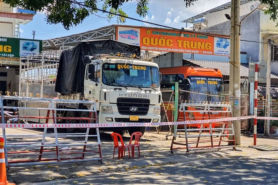 Tài xế nhà xe Quốc Trung bị bắt giam vì làm lây lan dịch COVID-19. Ảnh: Huỳnh Hải.