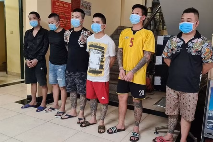 Nhóm cho vay lãi nặng tại trụ sở Phòng Cảnh sát hình sự Hà Nội. Ảnh: L.N Nhóm cho vay lãi nặng tại trụ sở Phòng Cảnh sát hình sự Hà Nội. Ảnh: L.N
