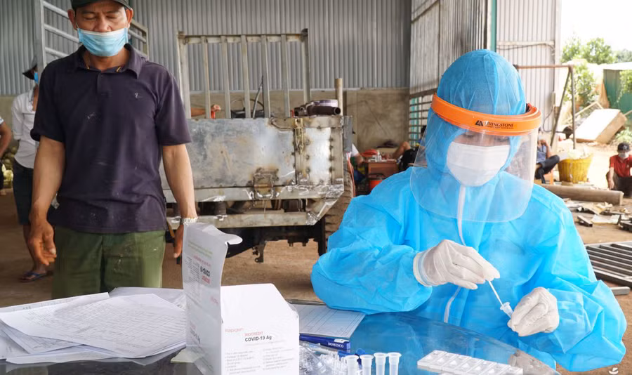Cán bộ Y tế lấy mẫu xét nghiệm cho tại phường Đạt Hiếu, TX.Buôn Hồ. Ảnh: Sở Y tế Đắk Lắk.