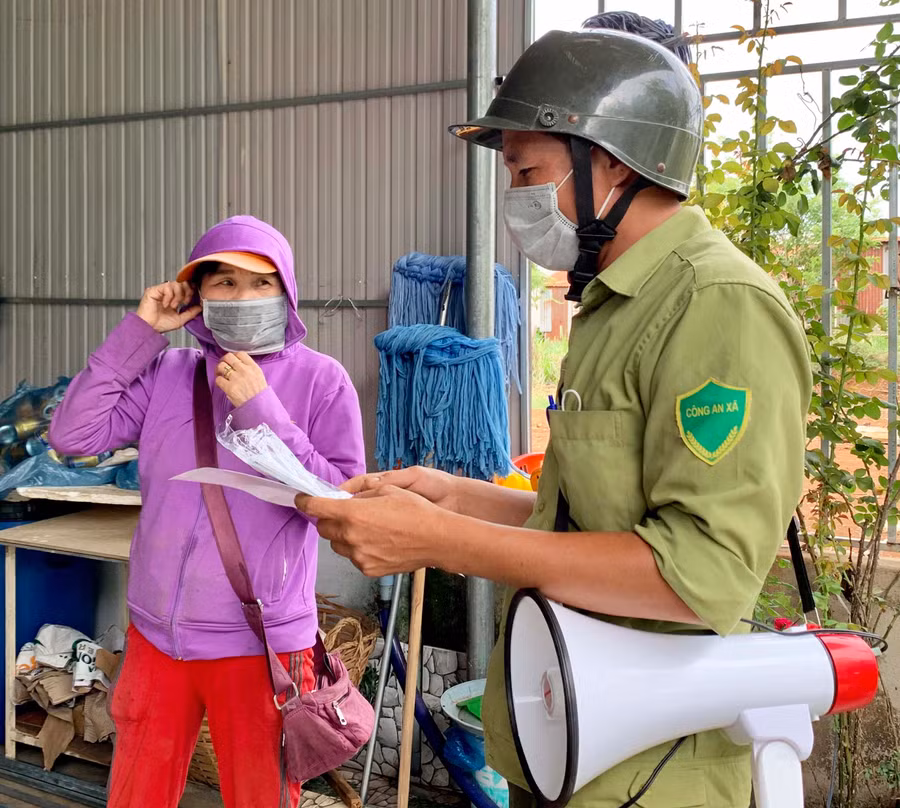 Các tổ Covid cộng đồng tích cực đến từng nhà tuyên truyền người dân thực hiện biện pháp phòng-chống dịch. Ảnh: Như Nguyện