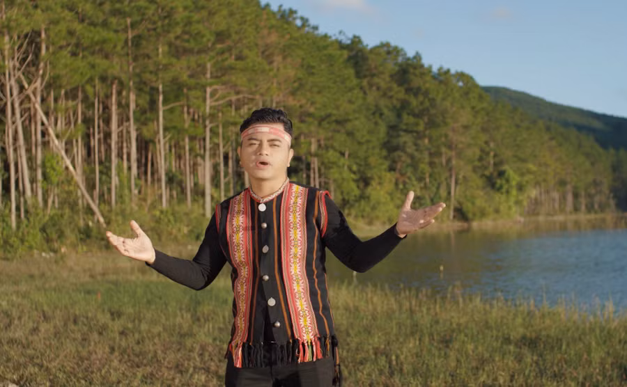 Ca sĩ Y Jang Tuyn trong một cảnh quay của MV 