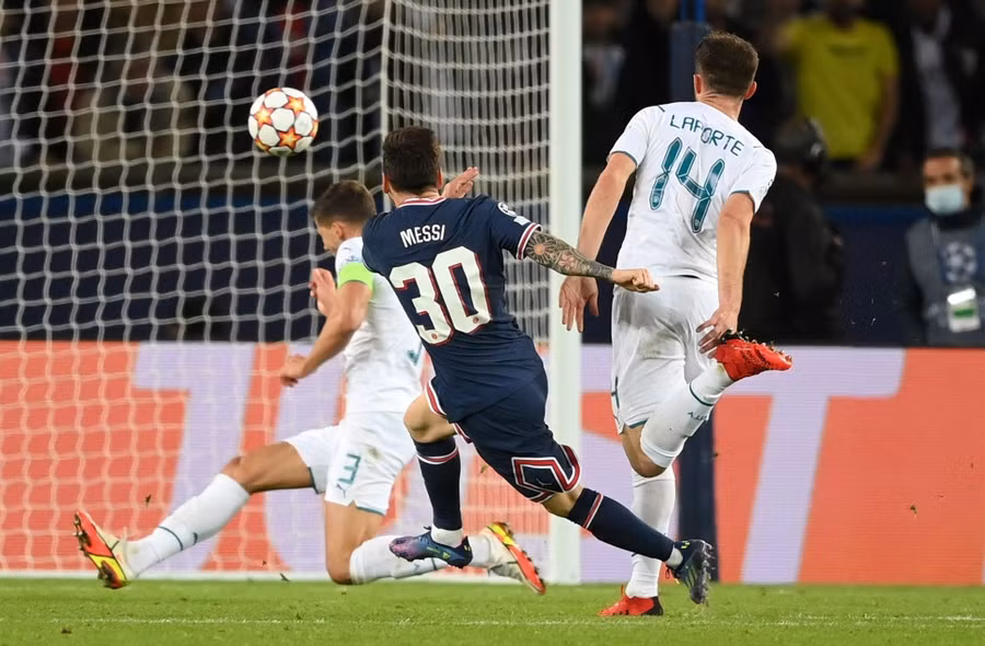 Pha ghi bàn của Messi. Ảnh: AFP