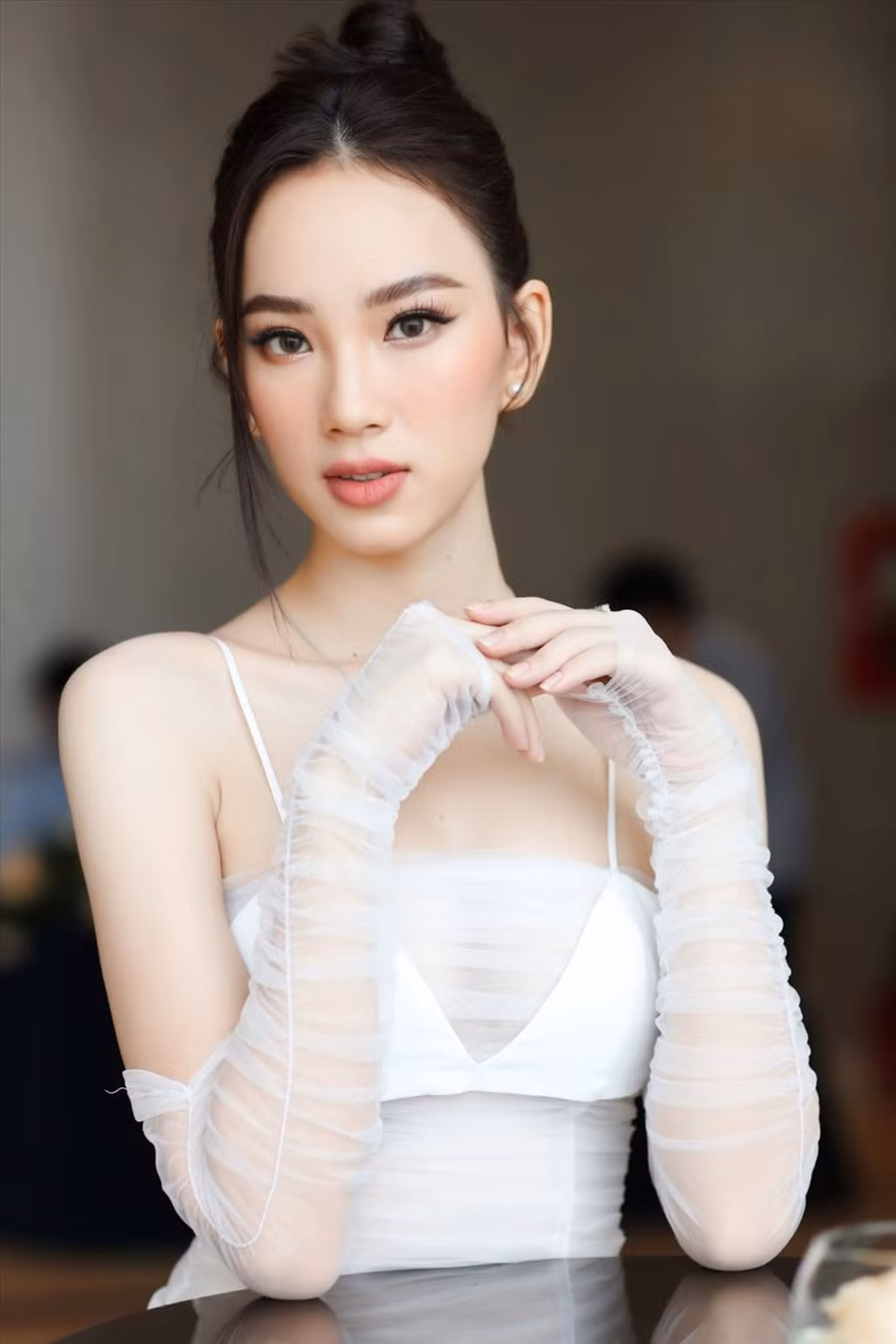 Người đẹp sinh năm 1998 sở hữu gương mặt sắc sảo, ấn tượng. Mặc dù nhiều người bất ngờ khi Ái Nhi được lựa chọn dự thi Miss Intercontinental 2021 nhưng cô cũng được đánh giá là 