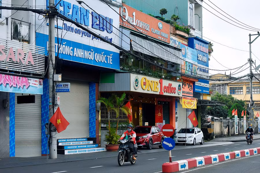 Trên đường Lê Lợi, các cửa hàng kinh doanh hàng hóa, dịch vụ không thiết yếu đều đóng cửa.
