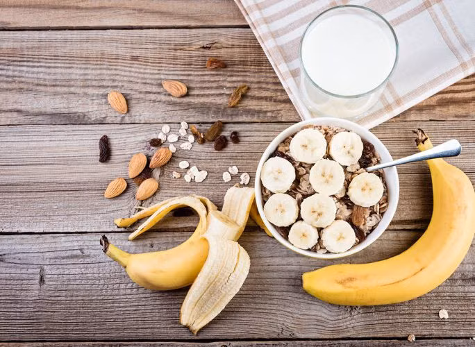Ngoài việc bổ sung chất xơ, chuối còn chứa tinh bột kháng, một loại carbohydrate mang lại lợi ích cho sức khỏe hệ tiêu hóa và giúp bạn no lâu hơn. Ảnh: Shutterstock